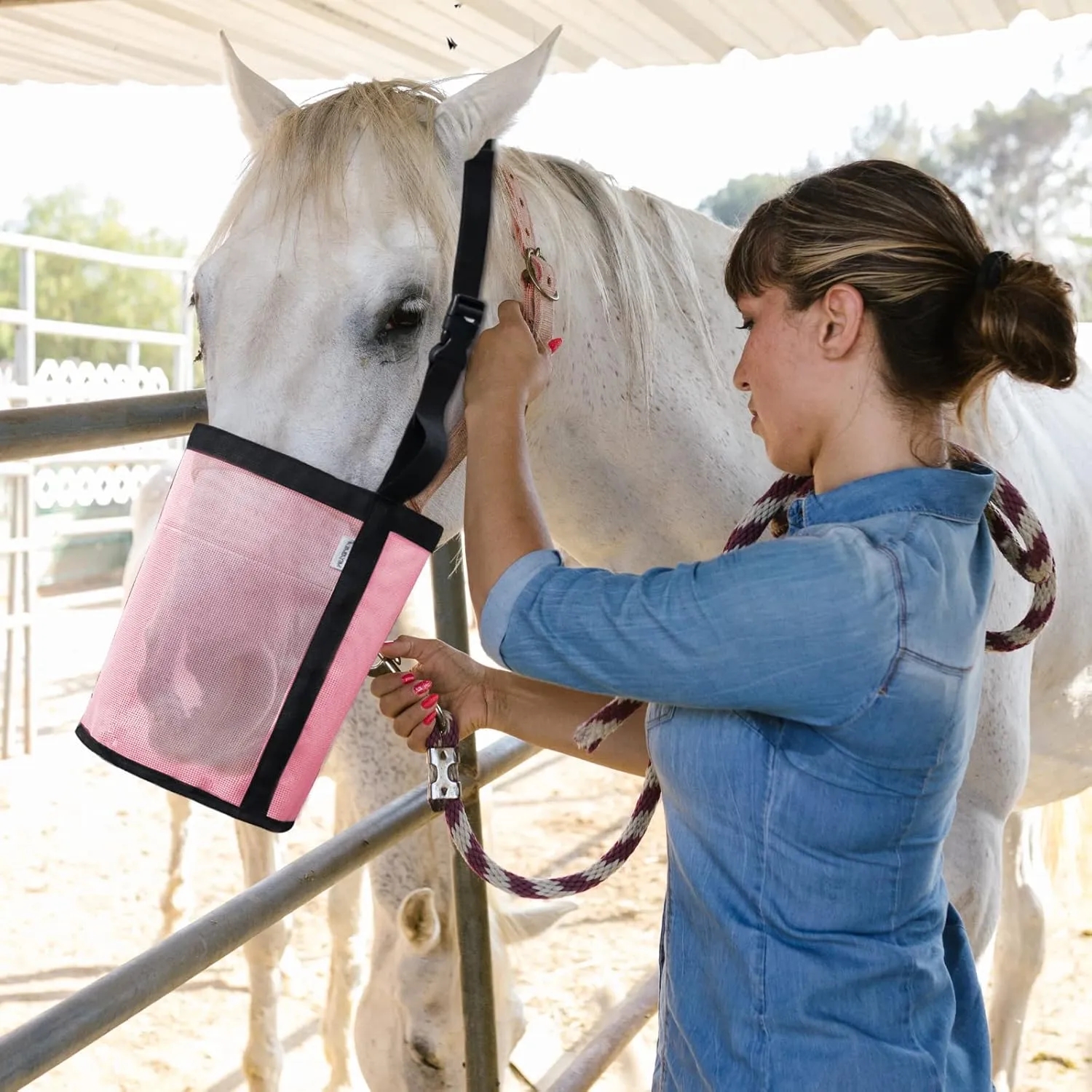 Horse Feed Bag, Nylon Mesh Grain Horse Feed Bucket with Adjustable Strap Comfortable Neck Pad Nose Pad and Waterproof Bottom (Pink 1P)