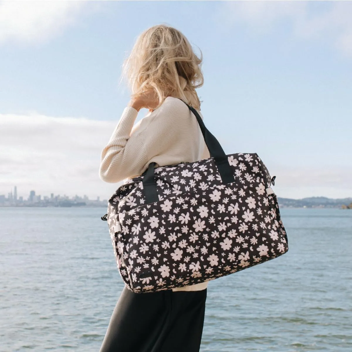 Jadyn Austin Carry-On Travel Duffel Bag for Women, 18 Weekender Bag with Laptop Sleeve, Durable Material, and Trolley Sleeve, Ideal for Work, Gym, and Overnight Trips (Ebony Blossom)